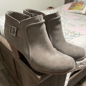 Clarks size 9 suede grey booties